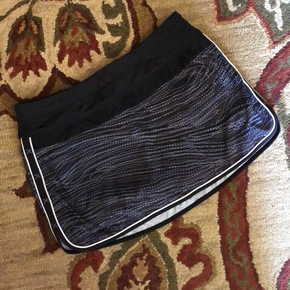 ATHLETA Size 8 Skort Black Gray Dashed Lines Graphic Abstract StayPut Leg TENNIS - Picture 8 of 14